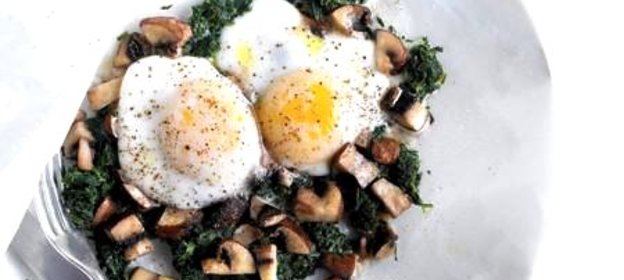 Яичница с грибами и шпинатом