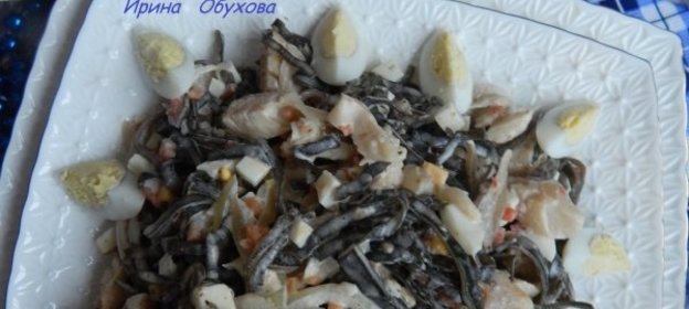 Салат с морской капустой и отварной рыбой