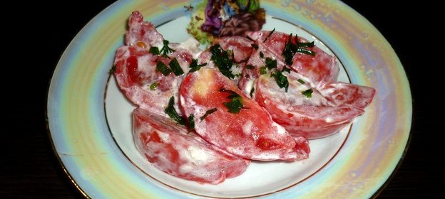 Салат из розовых помидор со сметаной