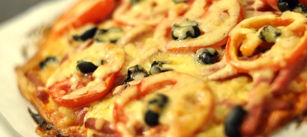 Пицца на тонком тесте с колбасой и картофельным пюре