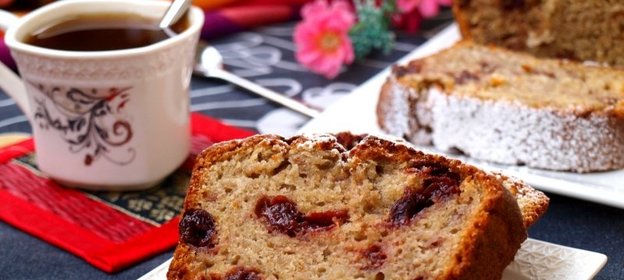 Банановый кекс с консервированной вишней