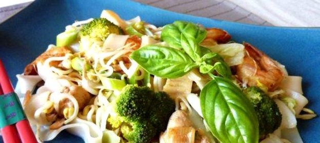 Лапша Сайгон с курицей и креветками