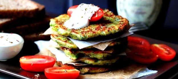 Оладьи с брокколи и пармезаном