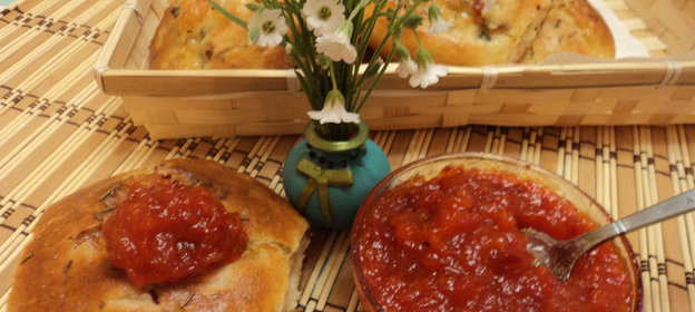 Булочки с начинкой и варенье из красного перца
