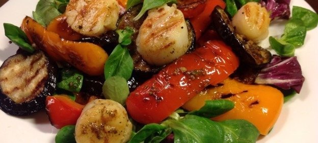 Салат-гриль с морскими гребешками