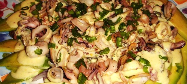 Салат Морской под соусом карри