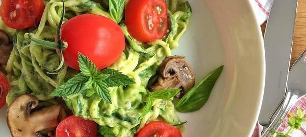 Спагетти из цукини с грибами и помидорами