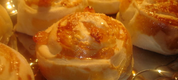 Сдобные булочки с изюмом