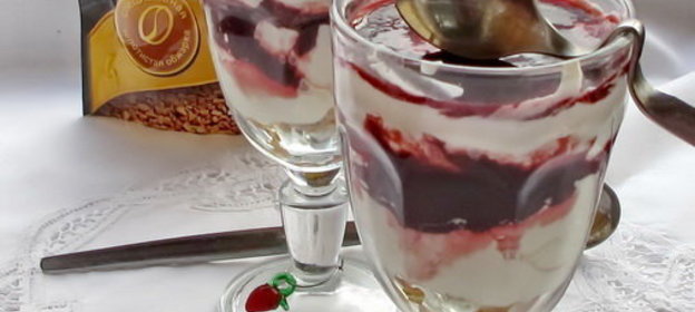 Сливочно-йогуртовый десерт с черной смородиной