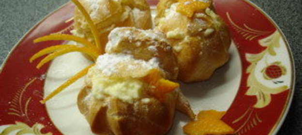 Профитроли с апельсиновым желе и взбитыми сливками