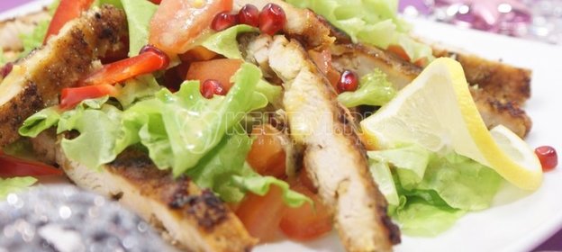 Салат с курицей и овощами