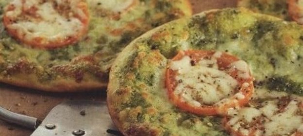 Пицца с соусом песто, помидорами и моцареллой