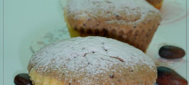 Двухцветные ароматные кексы с грушей и какао-бобами