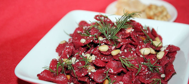 Паста в свекольном соусе