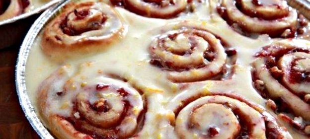 Клюквенные булочки с апельсиновой глазурью