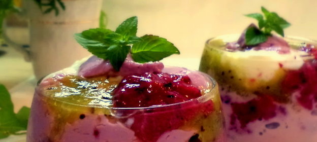 Легкий, пятнистый ягодный десерт с Мистраль в каждой ложечке!