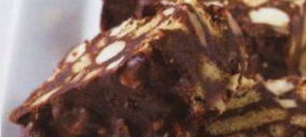 Салат из слив, миндаля и изюма