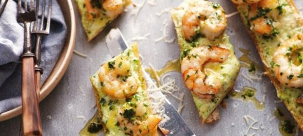 Пицца с чесноком и креветками