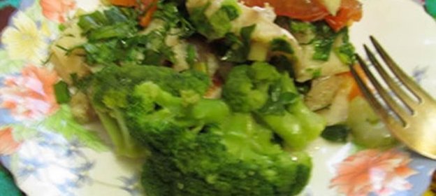 Диетический морской окунь, запеченный с овощами