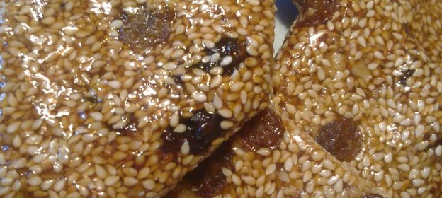 кунжутные козинаки с изюмом и грецкими орехами