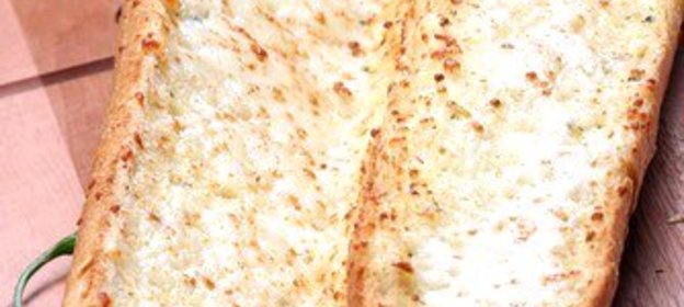 Чесночный хлеб со сливочным маслом