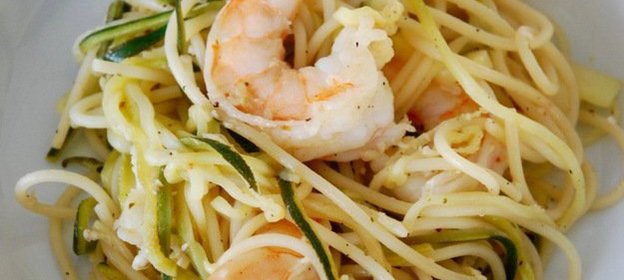 Спагетти с цукини и креветками