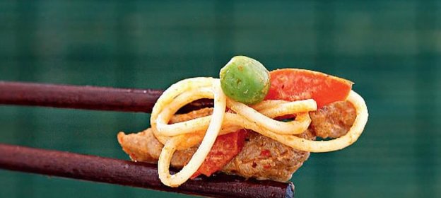 Лапша со свининой и пастой карри