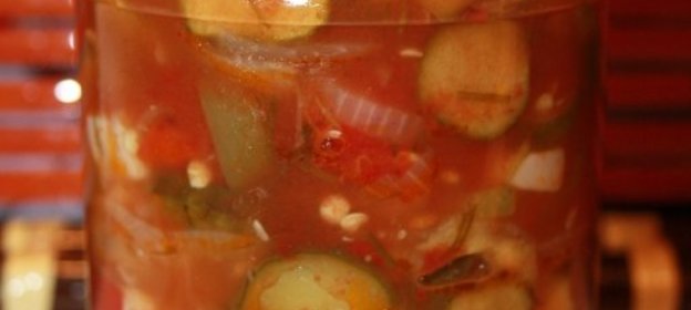 Салат из томатов,огурцов и сладкого перца.Острый