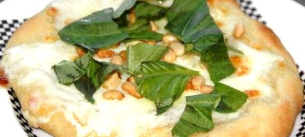 Пицца с сыром Моцарелла и кедровыми орешками