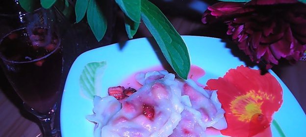 вареники с клубникой и клубничным сиропом