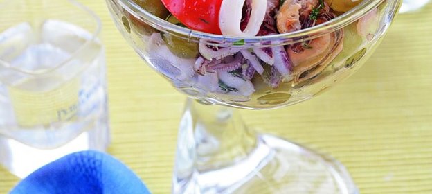 Морской коктейль с оливками и авокадо