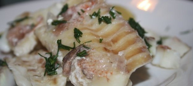 Морской окунь с картофелем и сметаной, запеченный в духовке