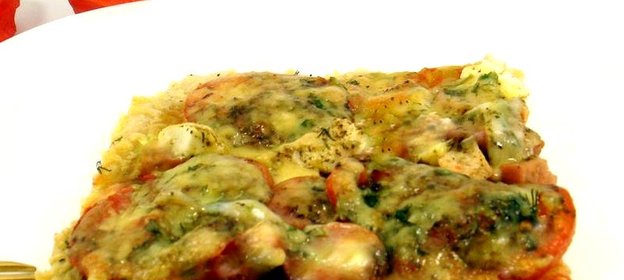 Пицца с сосисками и моцареллой