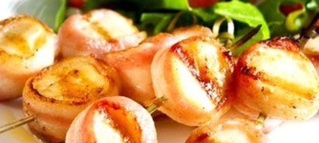 Маринованные морские гребешки на шпажках из розмарина на гриле