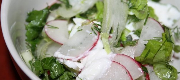 Весенний салат с сельдереем, редисом и яйцом