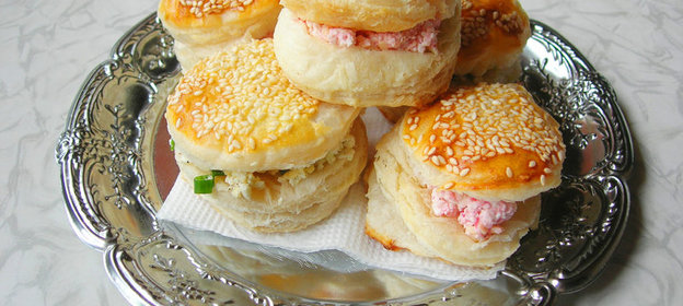 Булочки из слоеного теста с творогом