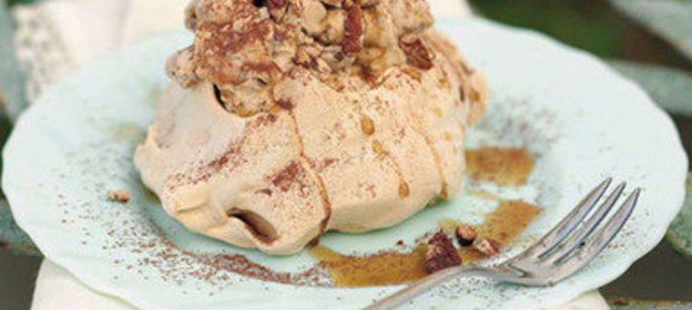 Кофейное пирожное pavlova с кремом капучино