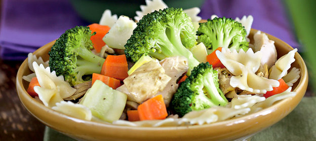 Паста с курицей и овощами