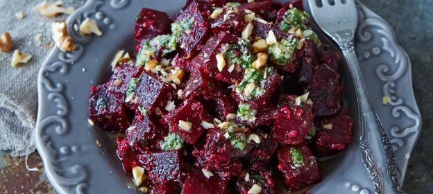 Салат из печеной свеклы с песто