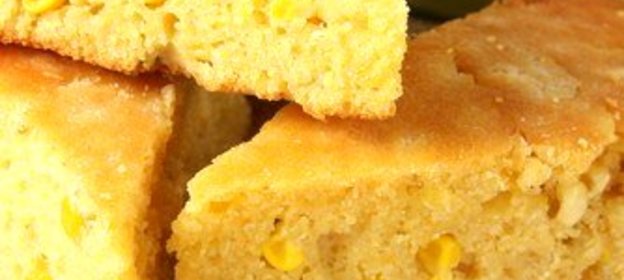 Кукурузный хлеб с кумином, кинзой и луком