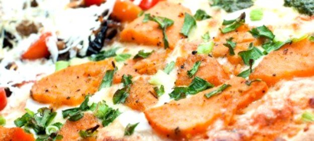 Пицца с тыквой и копченым салом