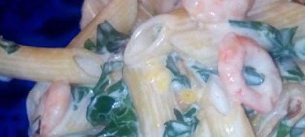 Паста с креветками, кабачком и петрушкой