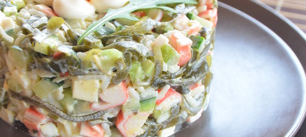 Салат из риса и морской капусты с крабовыми палочками