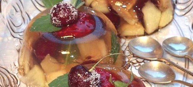 Фруктовое желе из свежих яблок и вишен