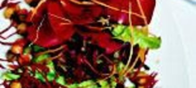 Салат из лепестков роз с трюфельным маслом