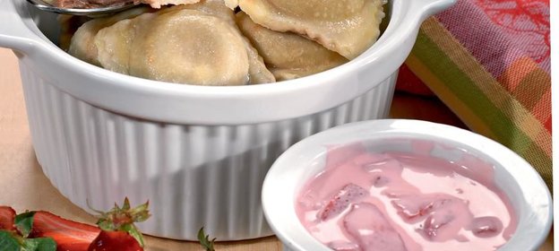 Равиоли c шоколадным сыром и клубничным соусом