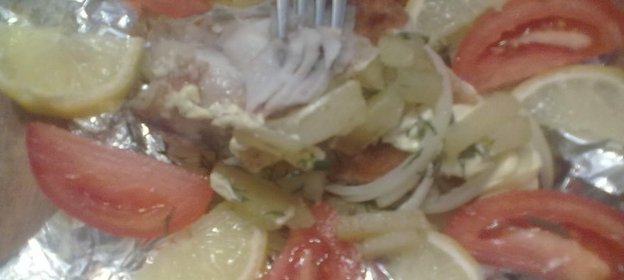 Морской окунь,запеченный в фольге с гарниром!!!)))
