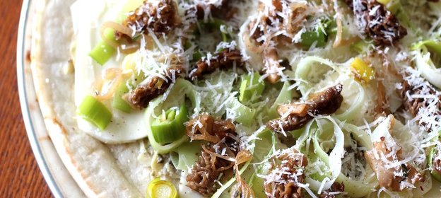 Пицца с маринованными грибами