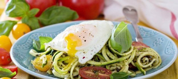 Овощная паста из цукини с томатами, яйцом и соусом песто