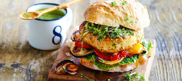 Бургер с индейкой и печеными овощами